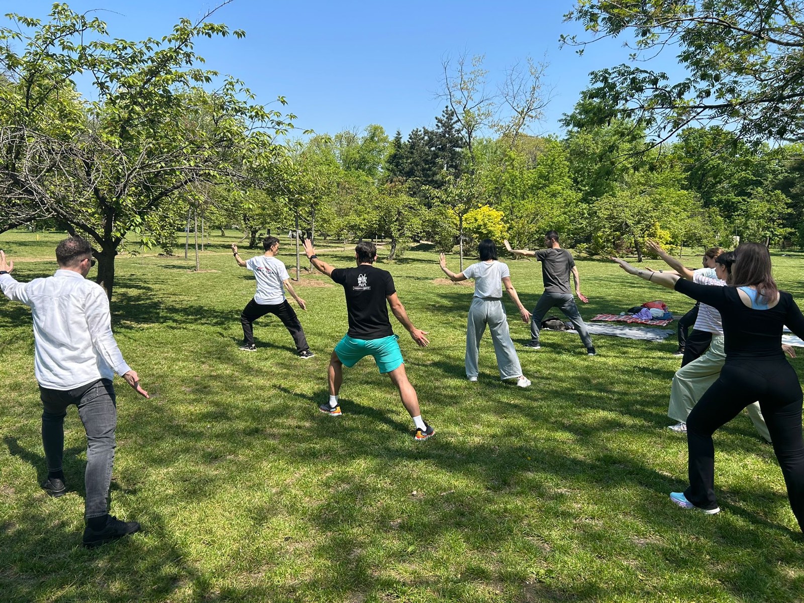 Echipa Bono la mișcare în parc