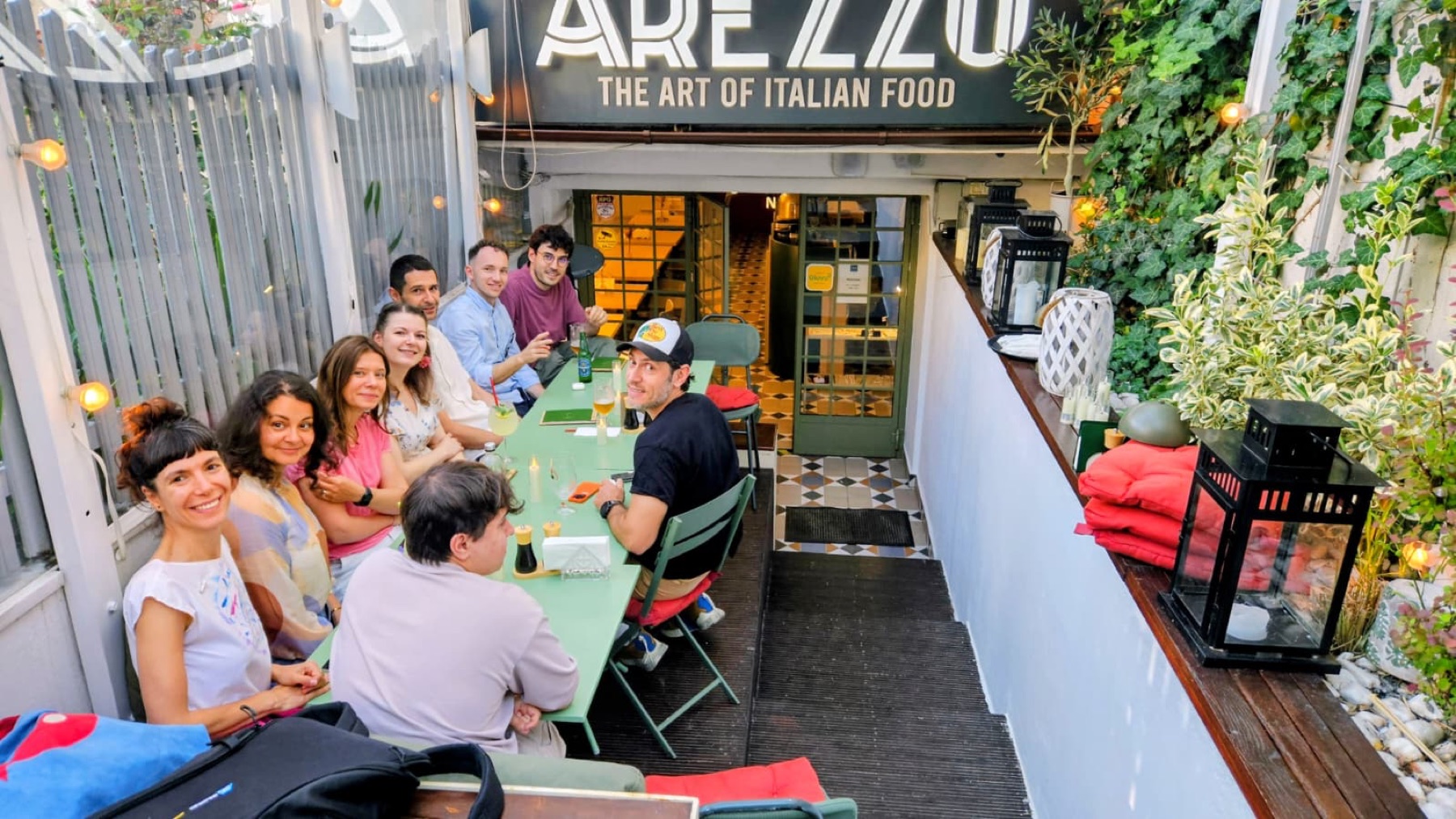 Echipa Bono la cină, pe terasa unui restaurant